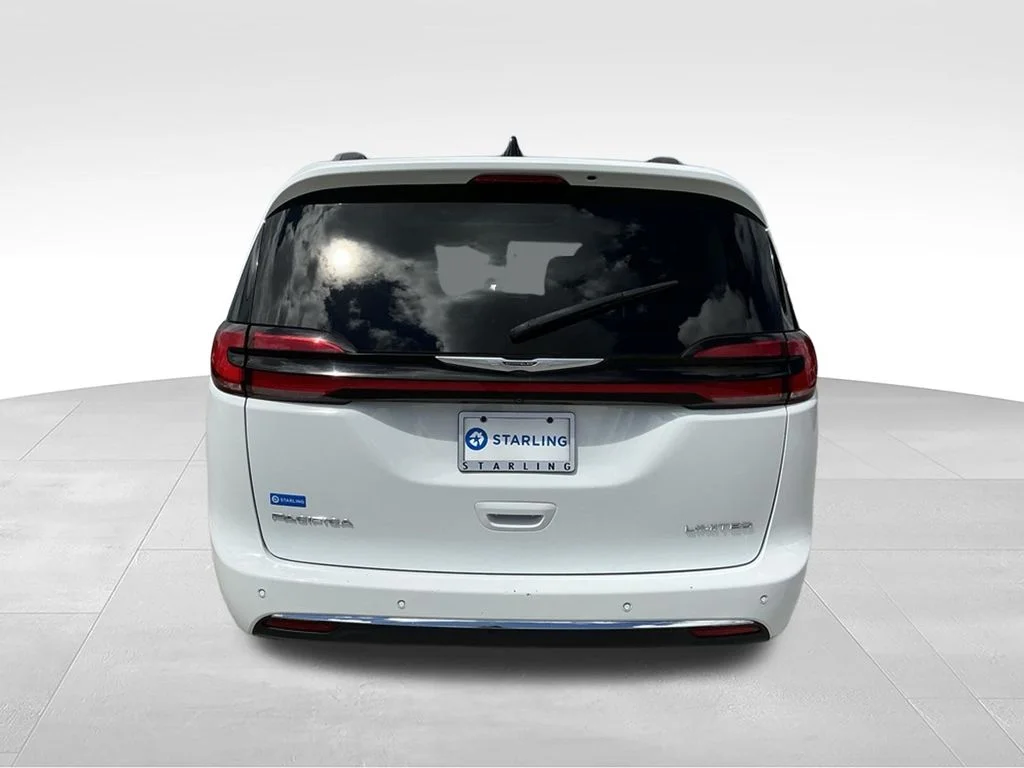 Used 2023 White Chrysler Limited image 4