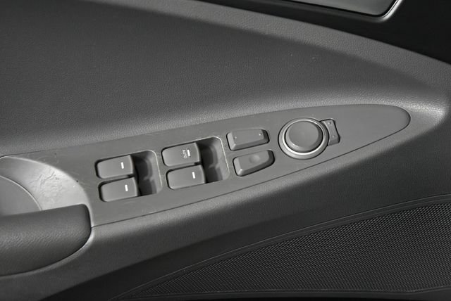 Used 2011 Silver Hyundai GLS image 23