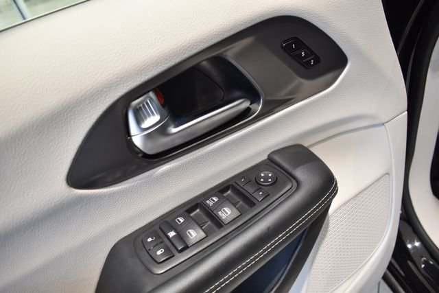 2024 Chrysler Pacifica Touring L - Photo 16