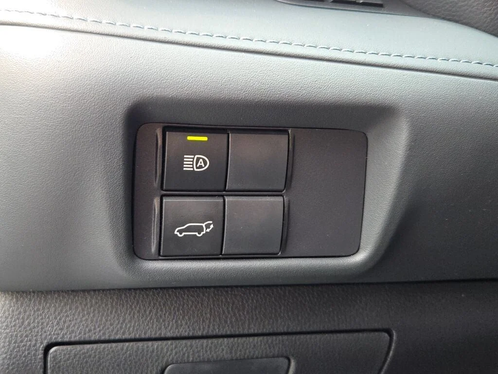 Used 2022 Silver Toyota XLE image 27
