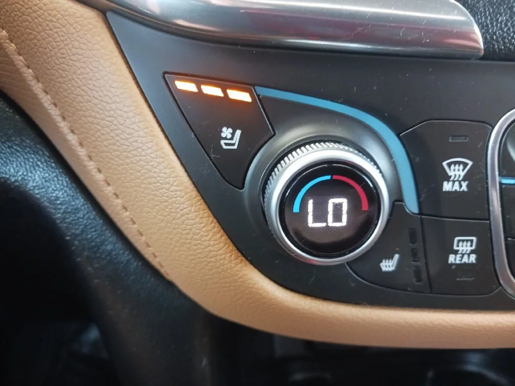 Used 2018 IRIDESCENT PEARL TRICOAT Chevrolet Premier image 25
