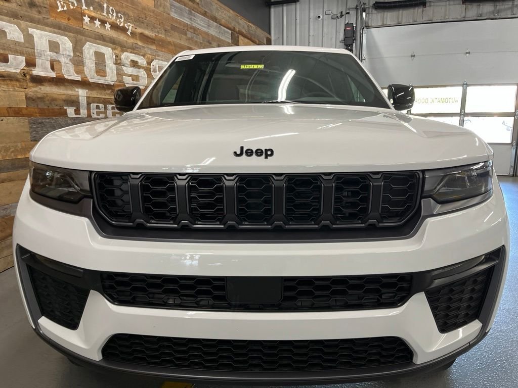 New 2026 Bright White Clear-Coat Exterior Paint Jeep Limited image 7