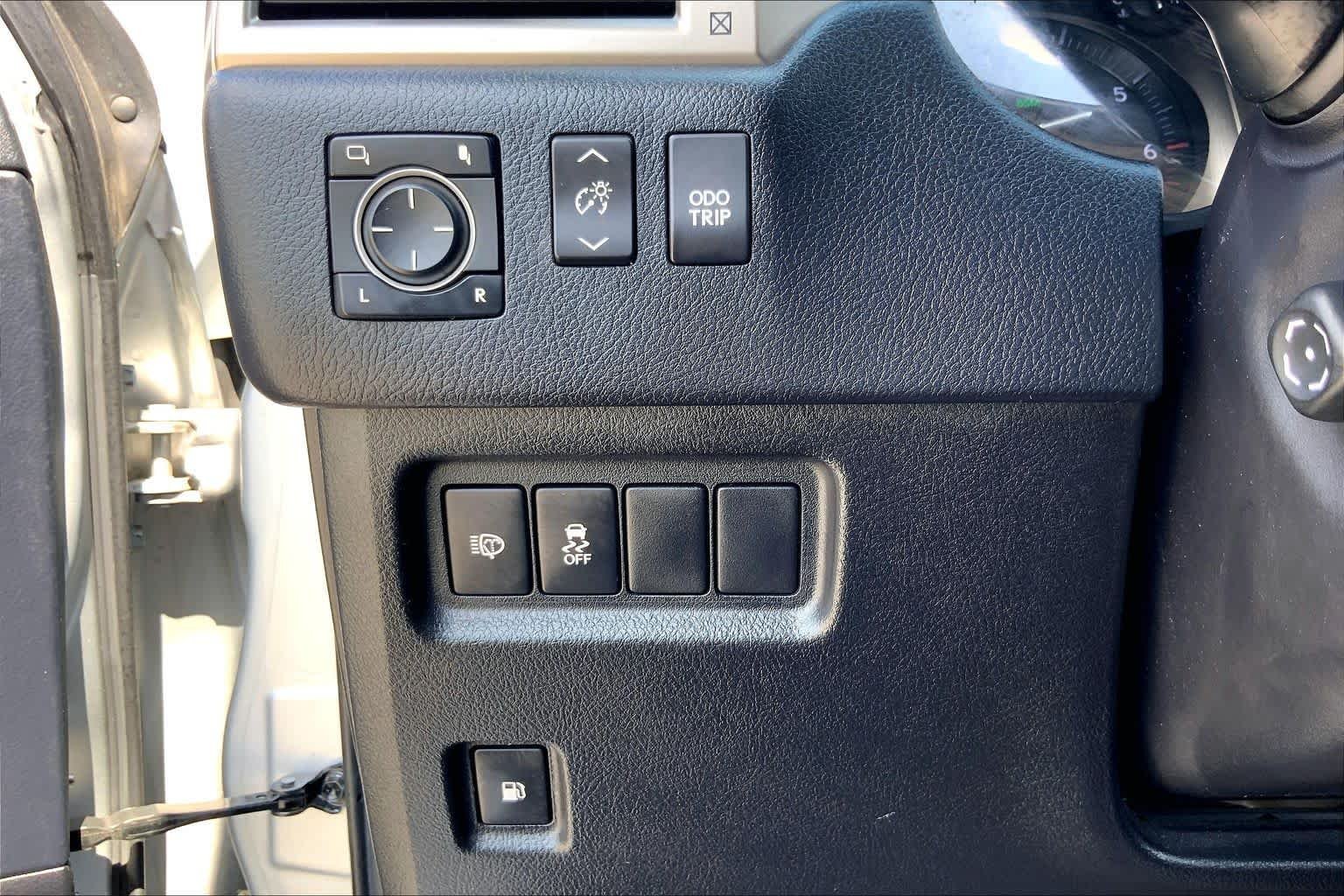 Used 2015 Silver Lining Metallic Lexus  image 33