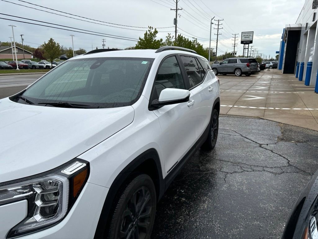 Used 2022 Summit White GMC SLE image 9