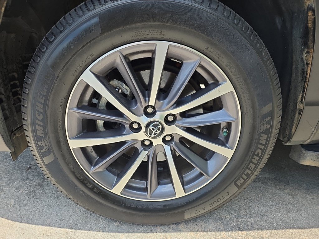 Used 2019 Shoreline Mist Toyota XLE image 3