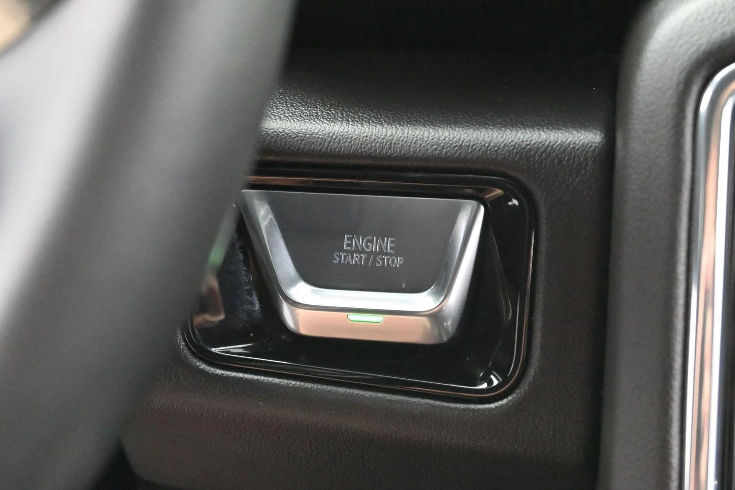 Used 2025 Sterling Metallic GMC Elevation image 24