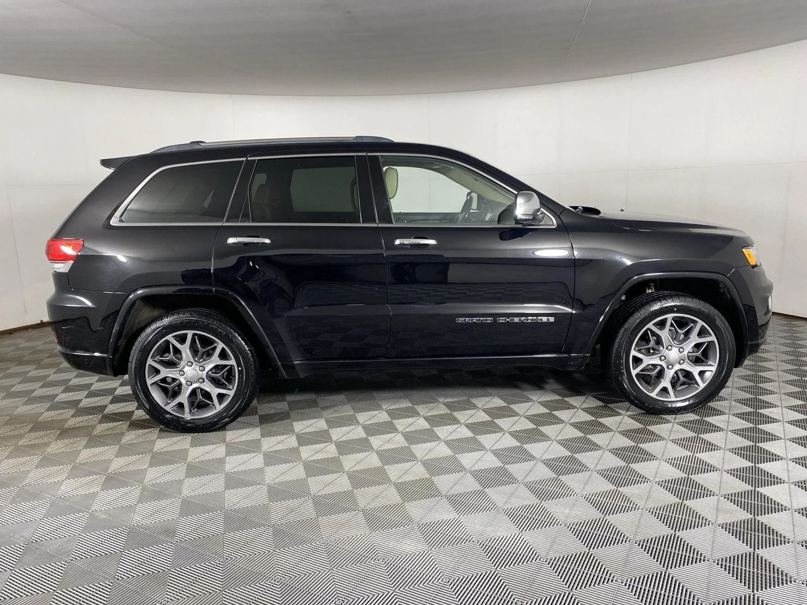 Used 2020 Diamond Black Crystal Pearlcoat Jeep Overland image 18