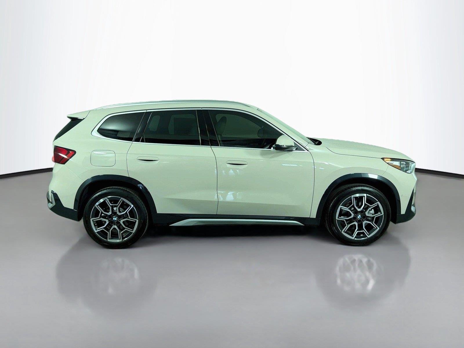 New 2026 Dune Grey Metallic BMW xDrive28i image 4