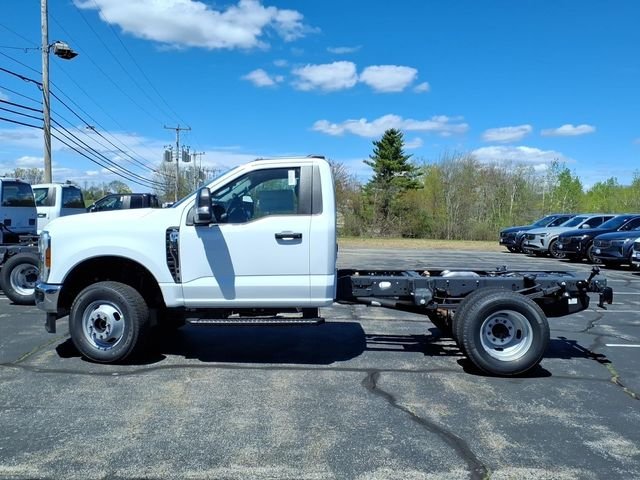 New 2026 Oxford White Ford F-350® XL image 3