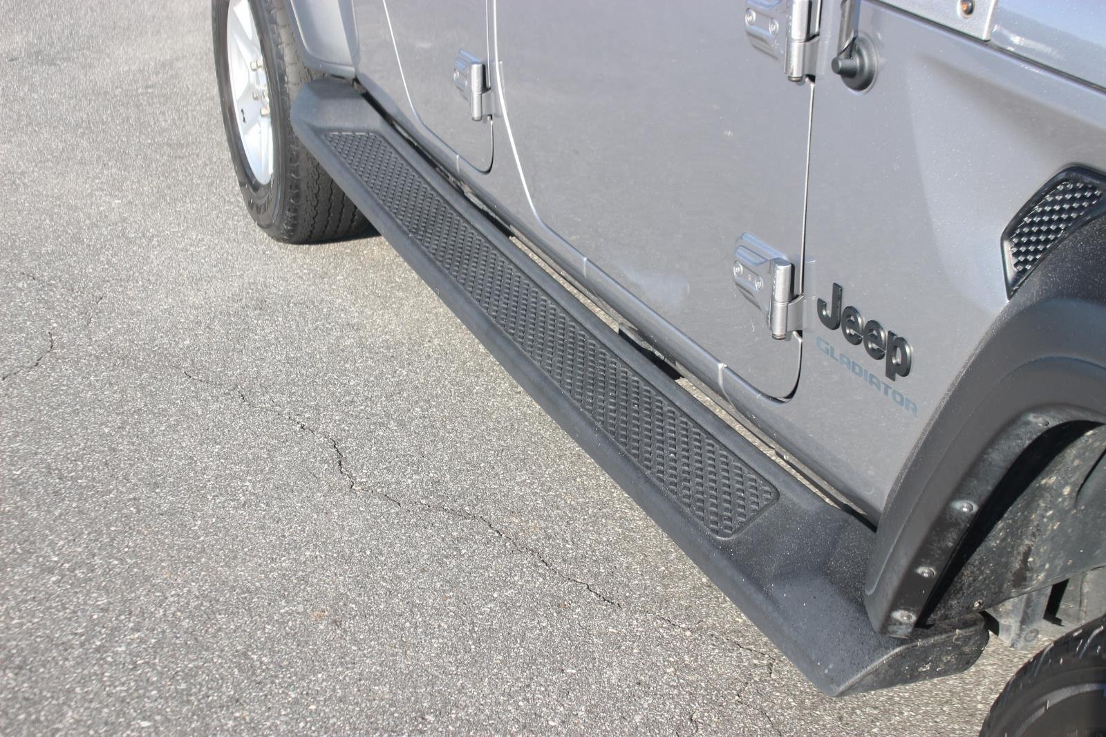 Used 2020 Silver Jeep Sport S image 10