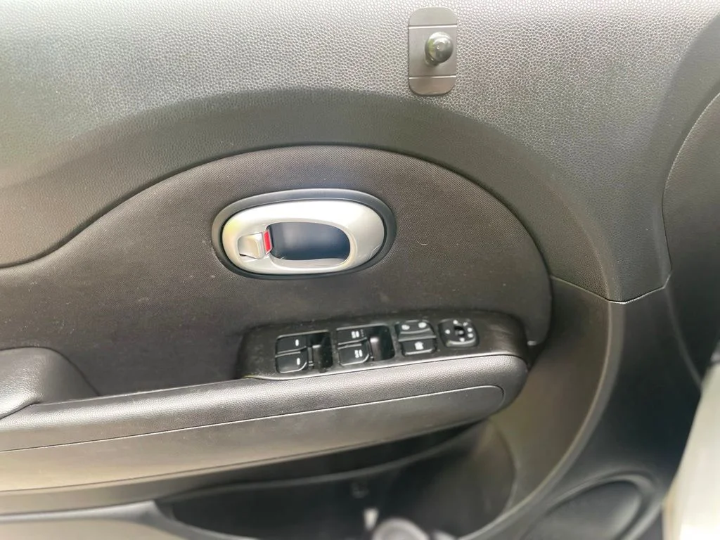 Used 2014 Clear White Kia Base image 10