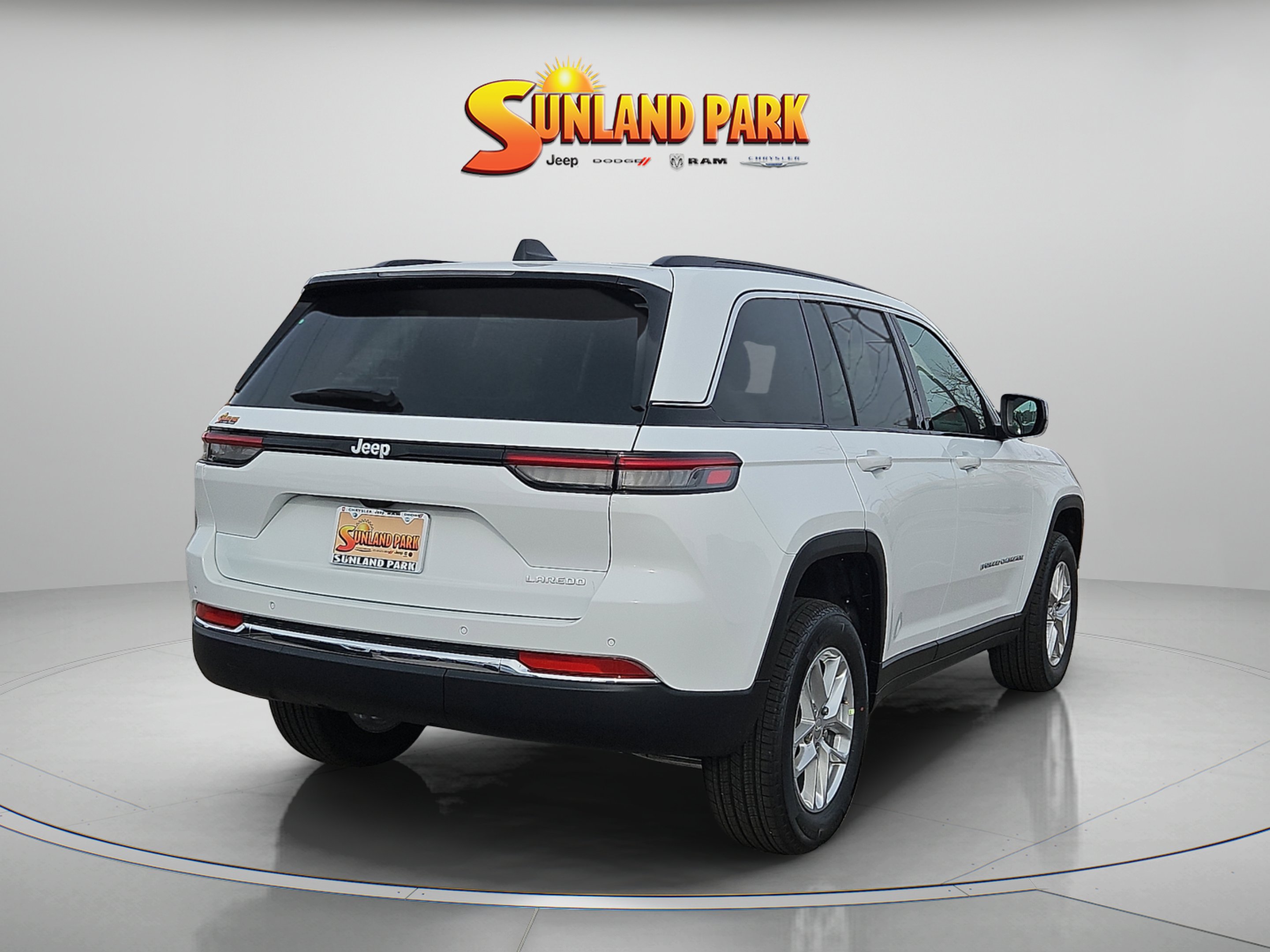 New 2025 Bright White Clear-Coat Exterior Paint Jeep Laredo image 5