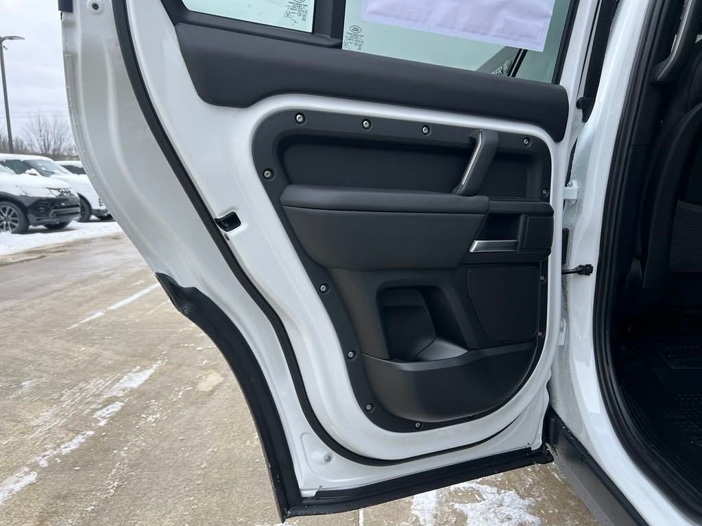 2025 Land Rover Defender S - Photo 13
