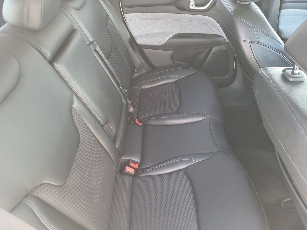 Used 2022 White Jeep Latitude FWD image 32