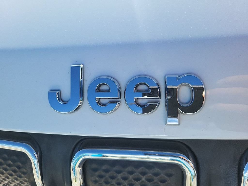 Used 2022 White Jeep Latitude FWD image 36