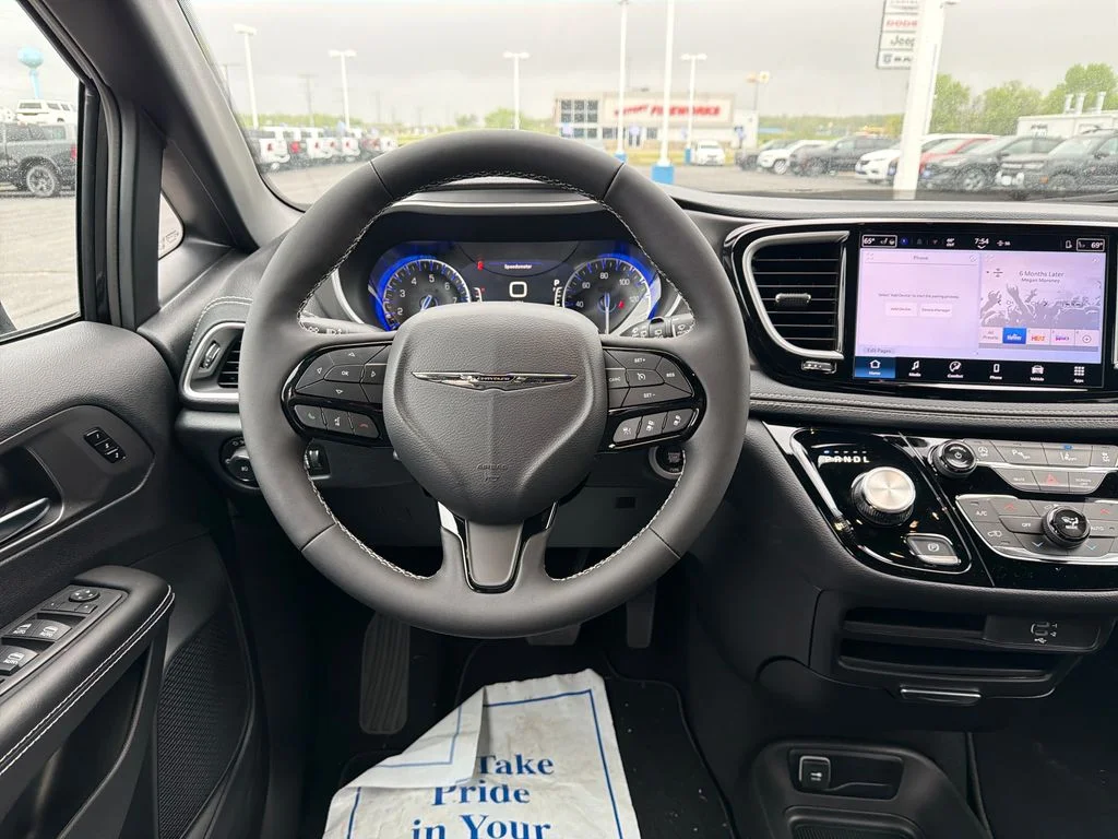2026 Chrysler Pacifica Select - Photo 13