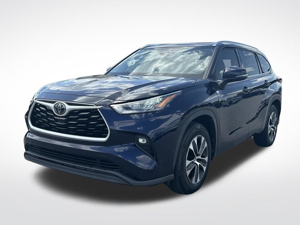 Used 2020  Toyota XLE image 2
