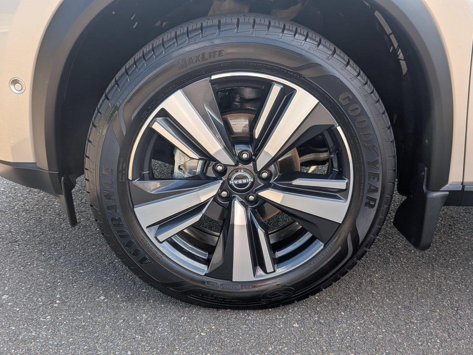 Used 2023 Champagne Silver Metallic Nissan Platinum image 10