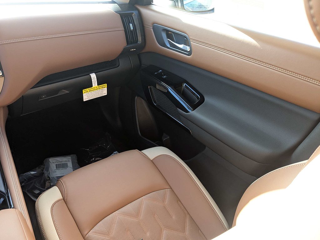 New 2026 Boulder Gray Pearl / Super Black Two-tone Nissan Platinum image 18