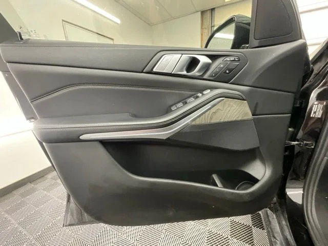 Used 2019 Black BMW xDrive40i image 12