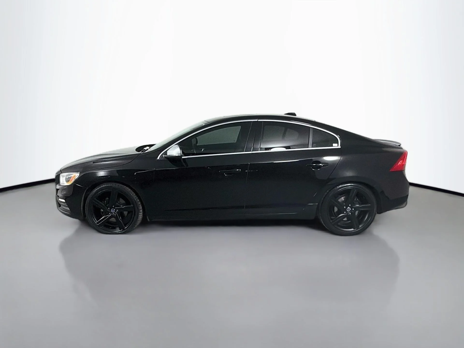 Used 2016 Black Volvo T6 Drive-E R-Design image 9