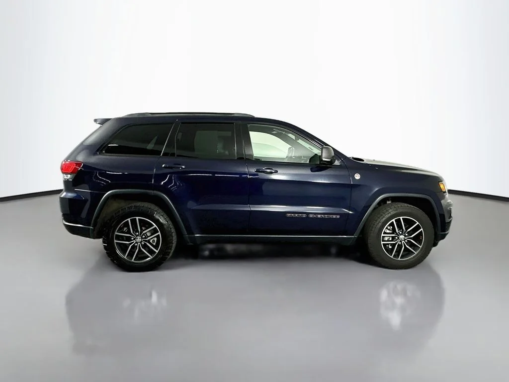 Used 2018 True Blue Pearlcoat Jeep Trailhawk image 9