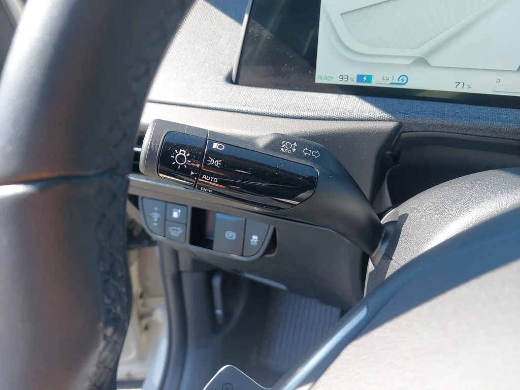 Used 2023 White Kia Wind image 26