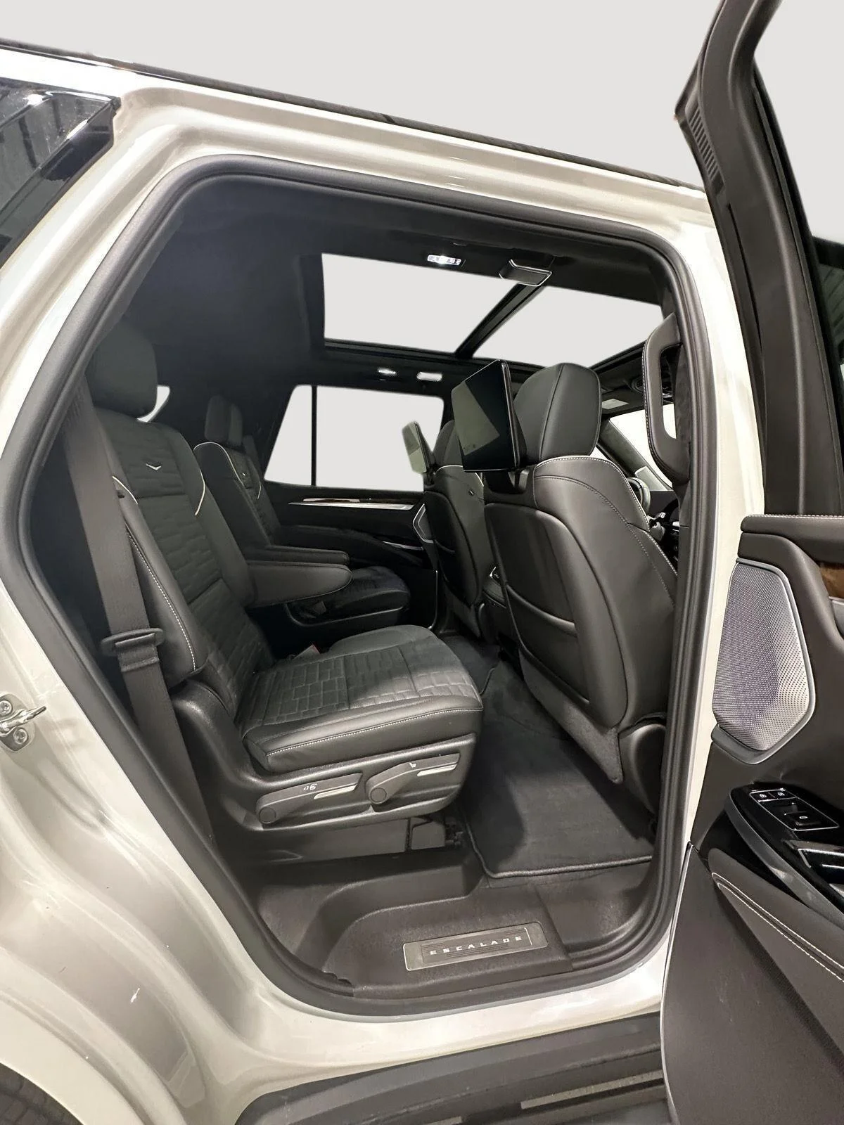 Used 2025 Crystal White Tricoat Cadillac Sport Platinum image 21