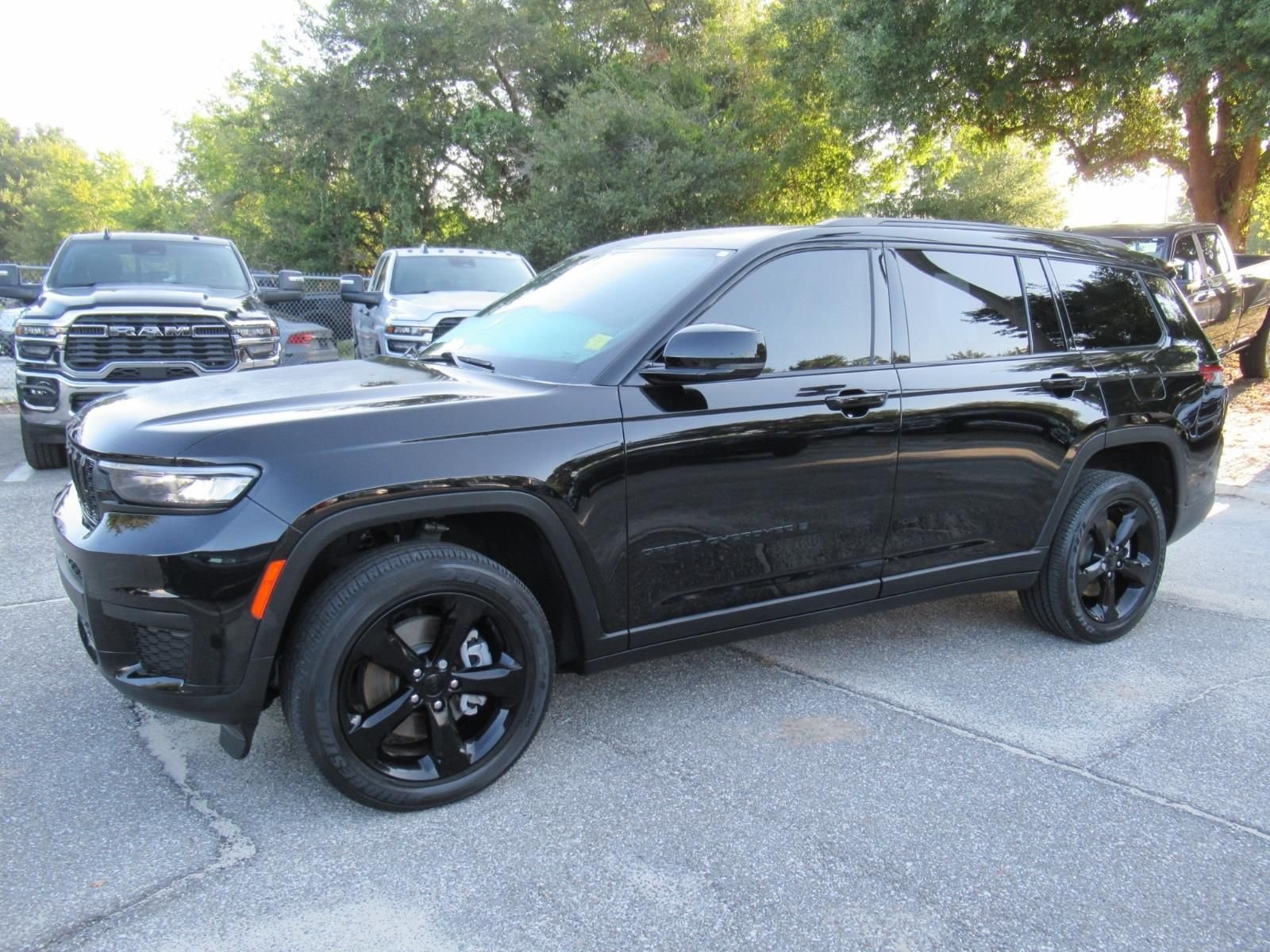 Used 2023 Black Jeep Altitude X image 4