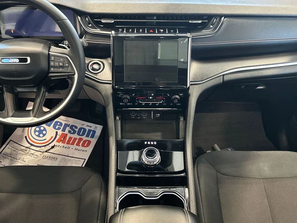 Used 2023 White Jeep Laredo image 31