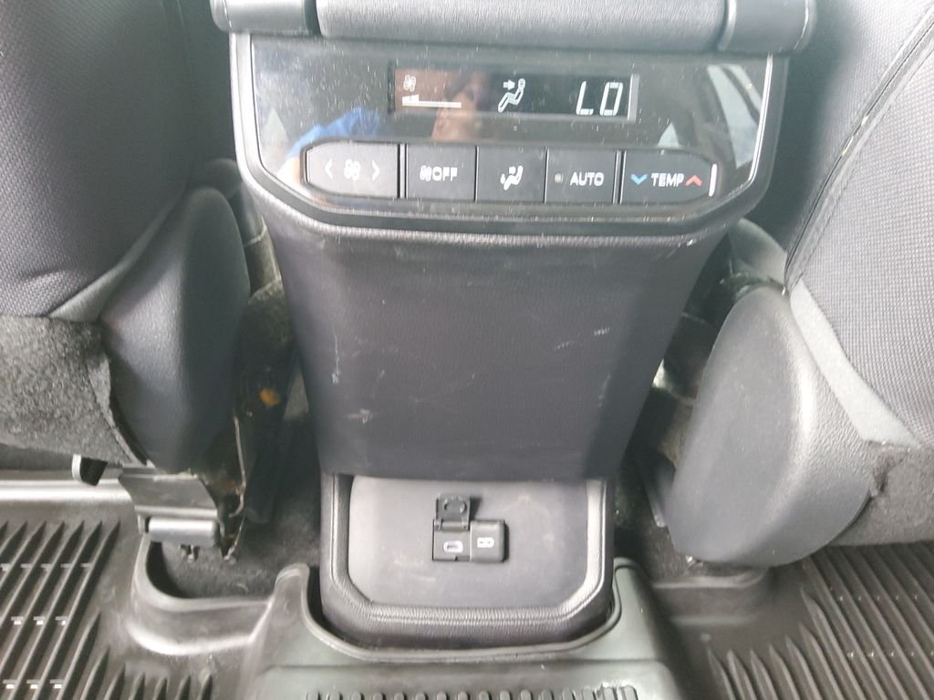 Used 2023  Toyota L image 29