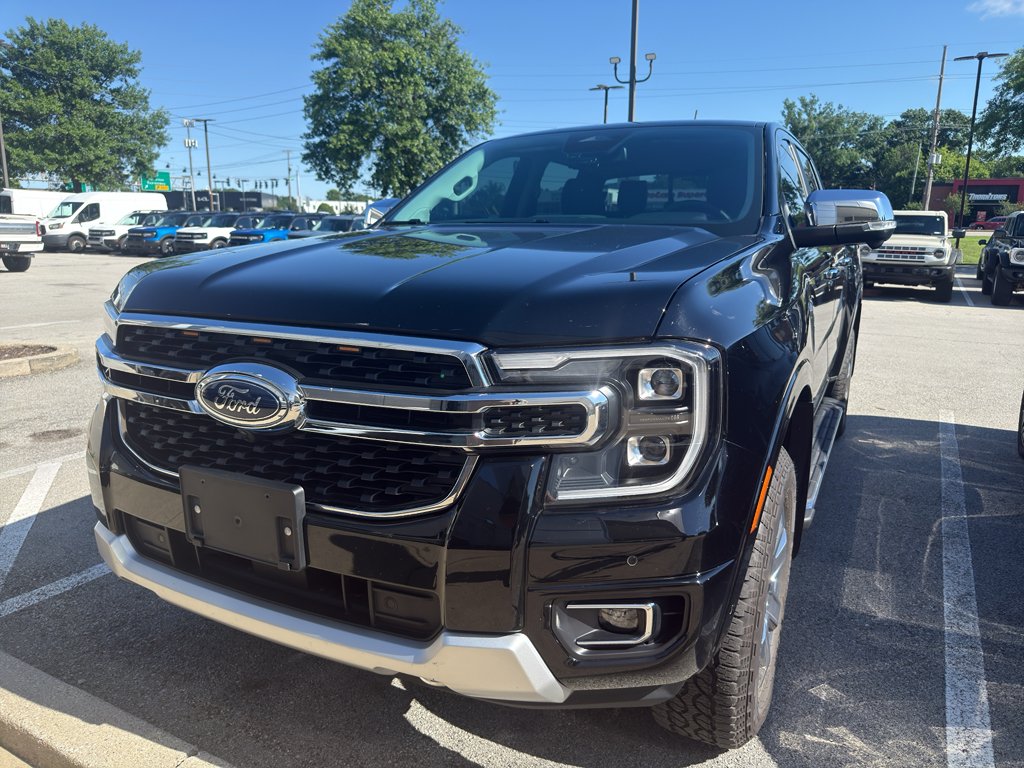 Used 2024  Ford LARIAT image 2