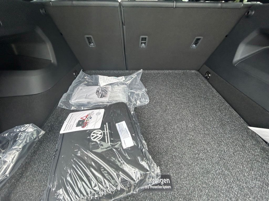New 2026 White/off-white Volkswagen 2.0T SE R-Line Black image 35
