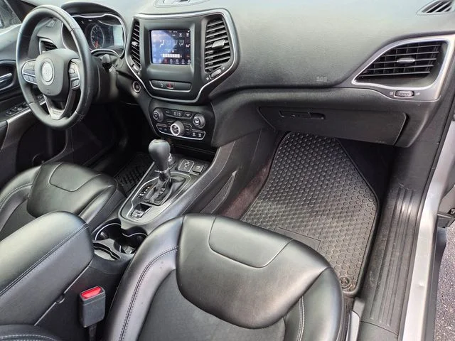 Used 2019 Silver Jeep Latitude Plus image 17