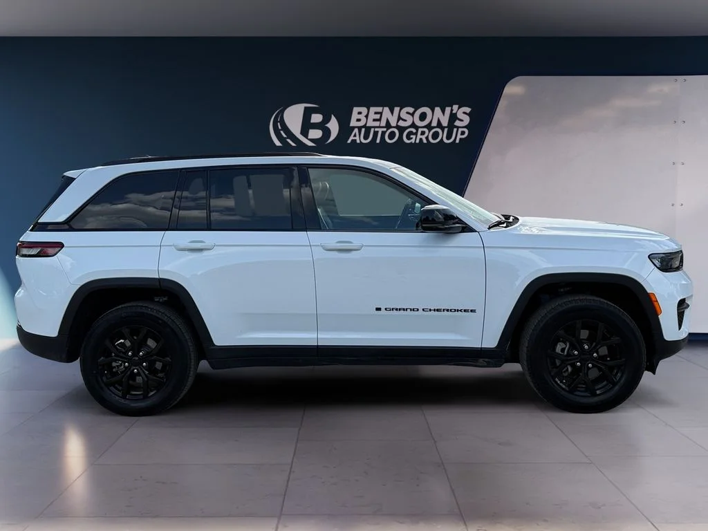 Used 2025 White Jeep Altitude image 6