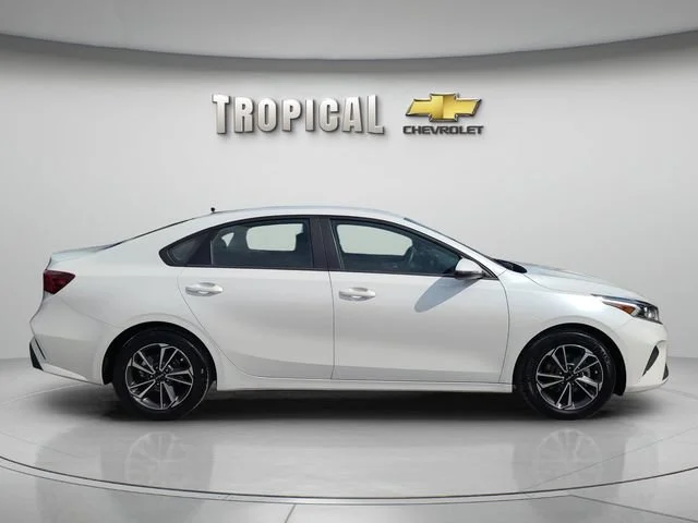 Used 2023 Whiye Kia LXS image 6