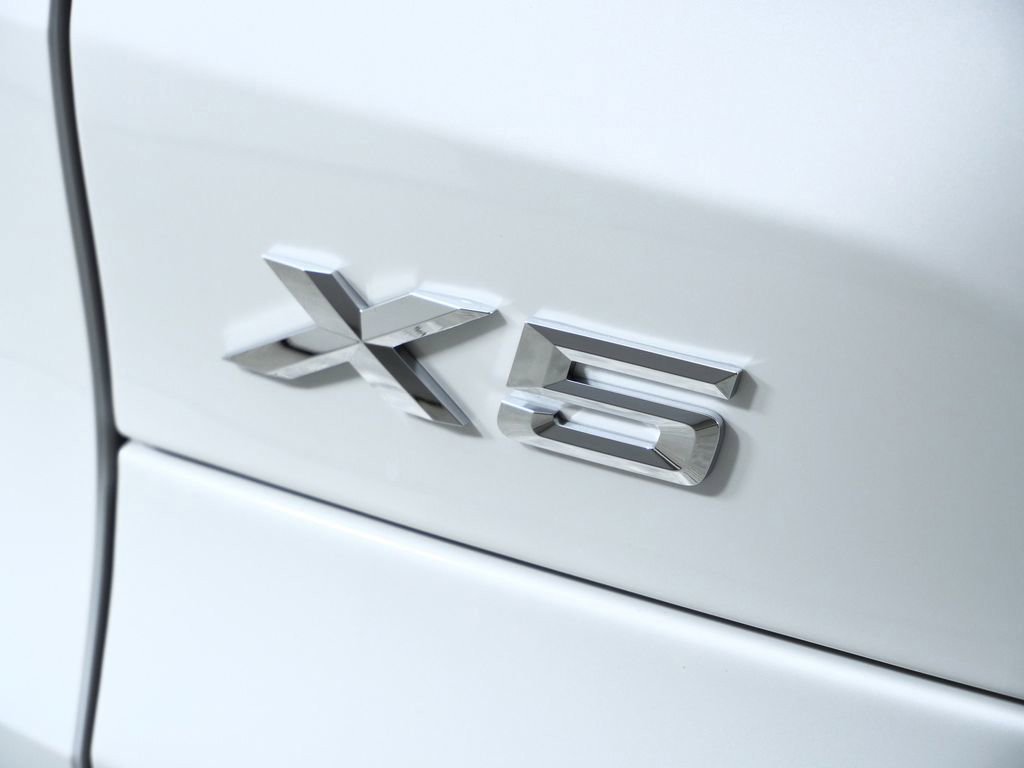 Used 2026 Mineral White Metallic BMW xDrive40i image 14