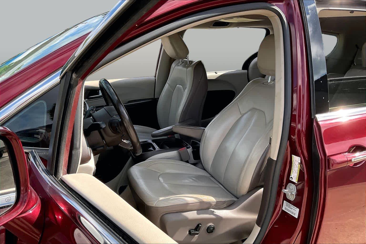 Used 2017 Velvet Red Pearlcoat Chrysler Touring-L image 7