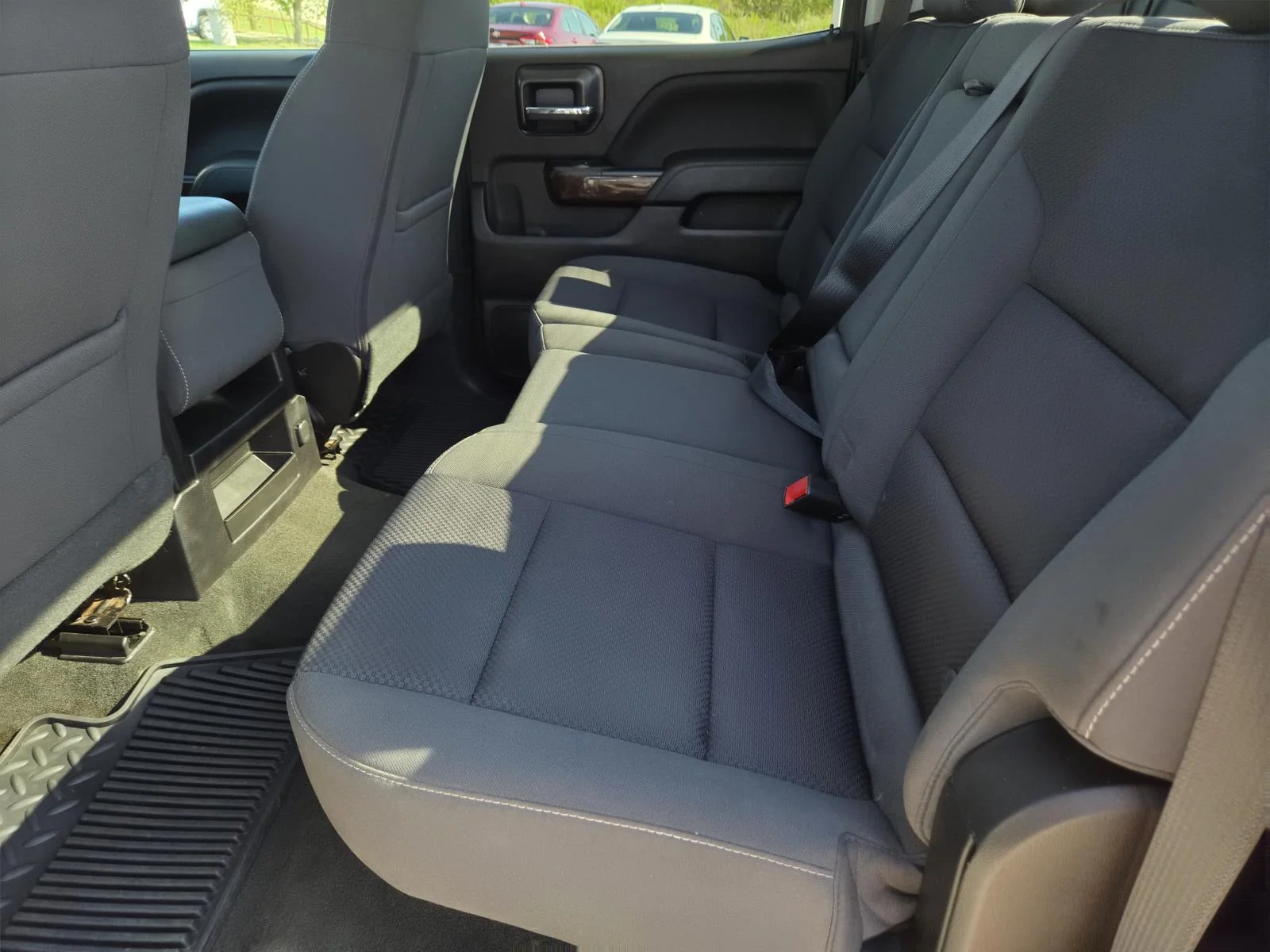 Used 2018 Quicksilver Metallic GMC 2WD Crew Cab 143.5 SLE image 29