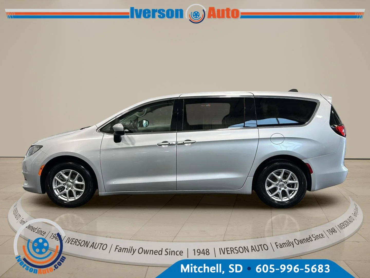 Used 2023 Silver Mist Clearcoat Chrysler LX image 4