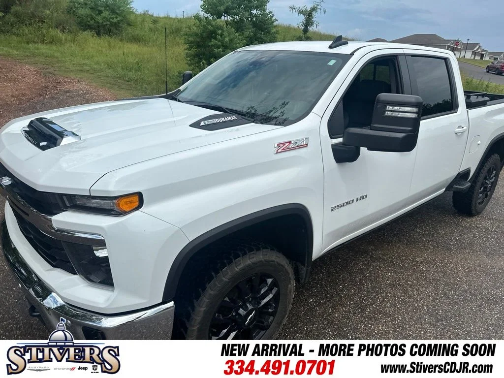 Used 2025 White Chevrolet LT image 5