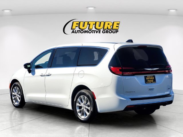 Used 2025 White Chrysler Select image 6