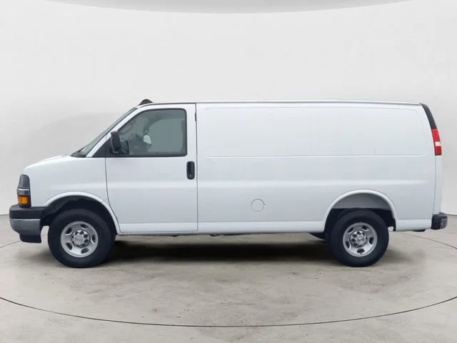 New 2025 Summit White Chevrolet WT image 2