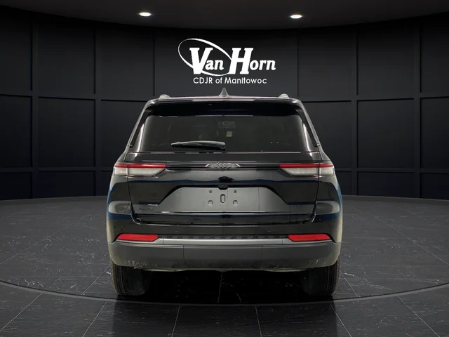 New 2026 Diamond Black Crystal Pearl-Coat Exterior Paint Jeep Altitude image 14