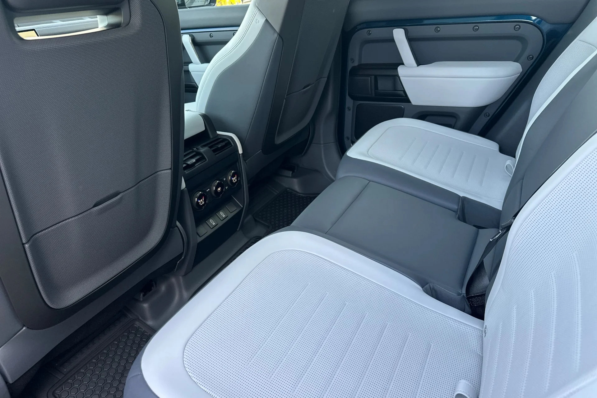 New 2026 SARGASSO BLUE Land Rover 110 P635 OCTA image 4