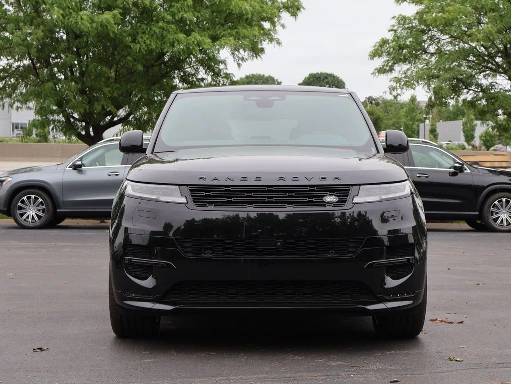 New 2026 Santorini Black Metallic Land Rover Dynamic SE image 2