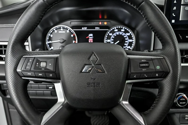 Used 2025 Alloy Silver Metallic Mitsubishi SE image 21