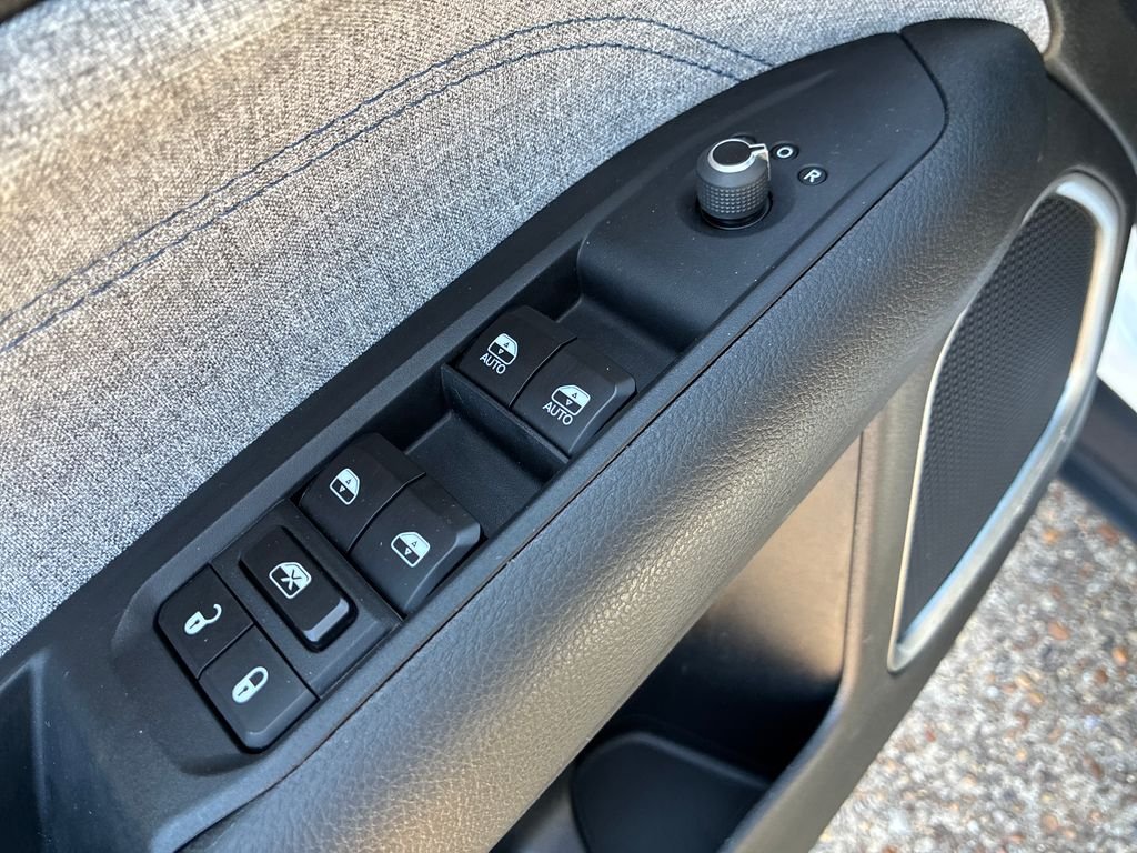 Used 2024 White/off-white Jeep Latitude image 12