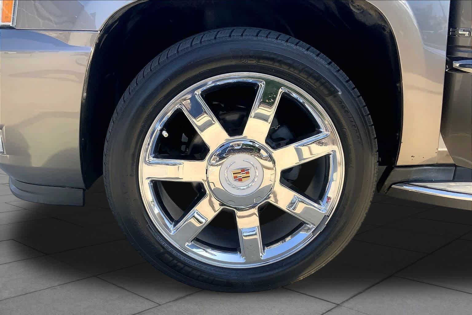 Used 2014 Mocha Steel Metallic Cadillac Luxury image 9
