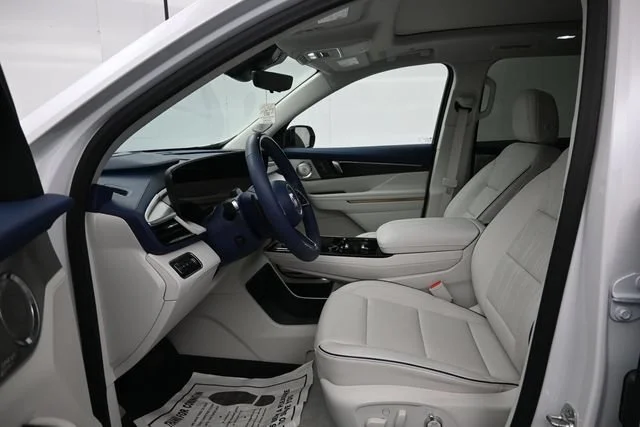 Used 2025 White Frost Tricoat Buick Avenir image 10